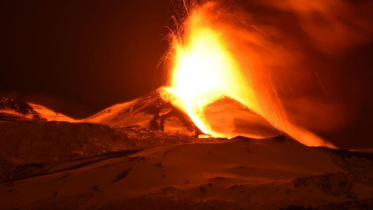 Etna Yanardağı yeniden faaliyete geçti Etna Yanardağı yeniden faaliyete geçti