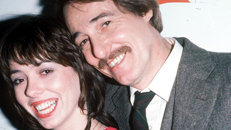 Ünlü şarkıcı kızlarına korkunç bir miras bıraktı: Düğünümden bir gece önce beni taciz etti: Babam karanlık yanları olan bir canavardı