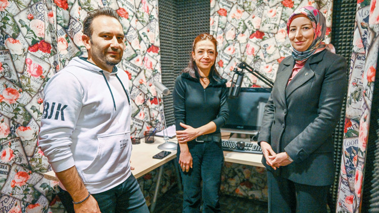 Hürriyet o stüdyolara girdi... Kitaplar artık işaret diliyle de konuşacak Hürriyet o stüdyolara girdi... Kitaplar artık işaret diliyle de konuşacak