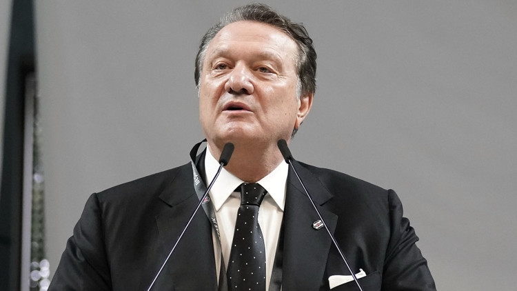 Beşiktaşın yeni başkanı Hasan Arat: 2 kilometre civarında kuyruklar oluştu... Beşiktaşın yeni başkanı Hasan Arat: 2 kilometre civarında kuyruklar oluştu...
