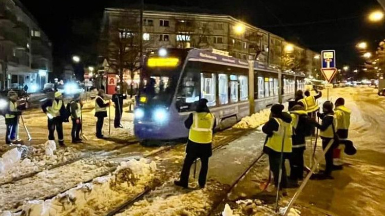 Almanyada kaos: 10 bin valiz sahibine teslim edilemedi