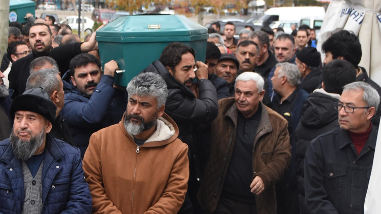 Altaylı futbolcu İbrahim Öztürk’ün annesi vefat etti Altaylı futbolcu İbrahim Öztürk’ün annesi vefat etti
