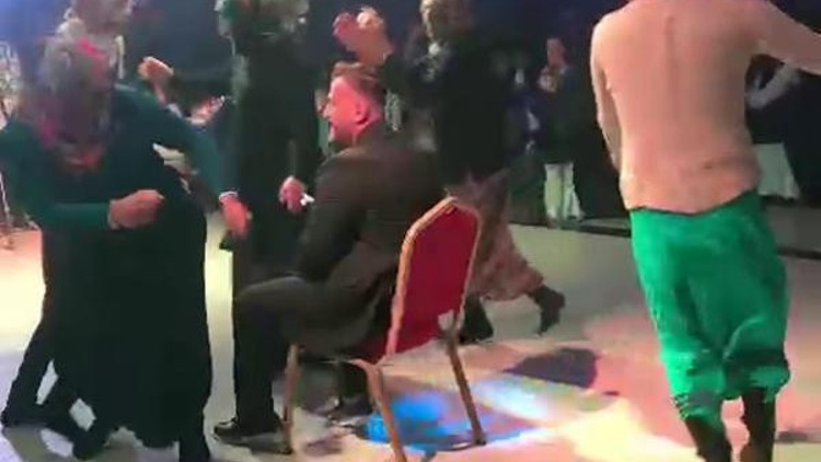 Düğünde kadın kıyafetleri giyinip, düğünde damada şaka yaptılar Düğünde kadın kıyafetleri giyinip, düğünde damada şaka yaptılar