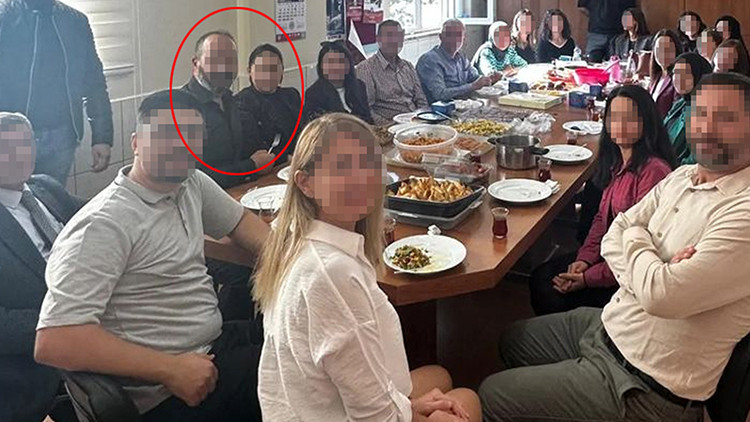 Öğretmenler odasında skandal fotoğraf Okul müdürünün pes dedirten yasak aşkı: Önce öğretmenle sonra veliyle ilişki yaşadı Öğretmenler odasında skandal fotoğraf Okul müdürünün pes dedirten yasak aşkı: Önce öğretmenle sonra veliyle ilişki yaşadı