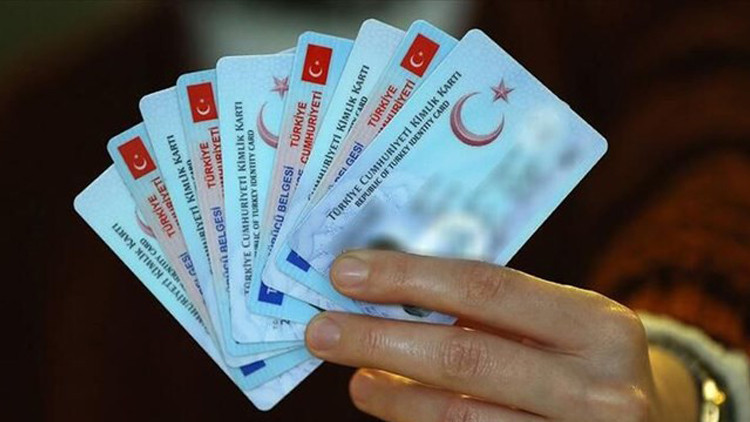 Ehliyet ve kimlik için yenileme tarihi yeniden açıklandı Ehliyet ve kimlik için yenileme tarihi yeniden açıklandı