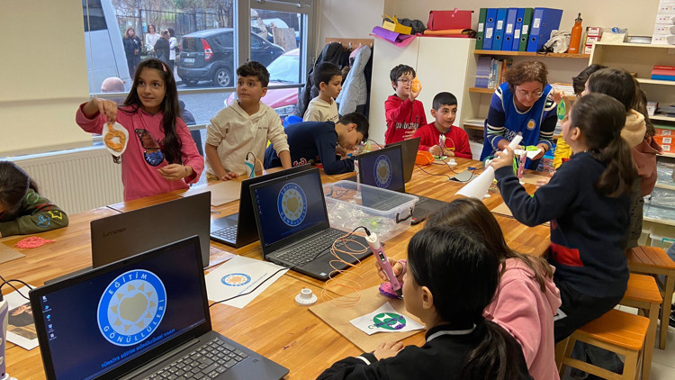 1 yılda 18 eğitim durağı