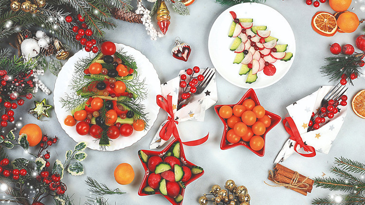 Meyveden çam ağacı, çikolatadan kozalak, salatadan çelenk... Meyveden çam ağacı, çikolatadan kozalak, salatadan çelenk...