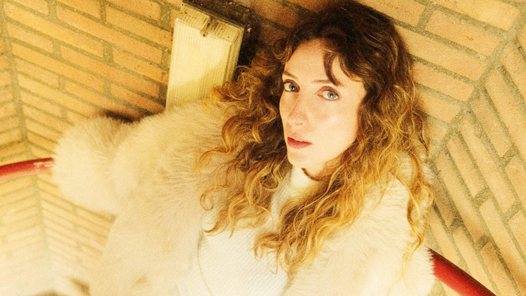 Şarkılar yapmacık sözlerle dolu