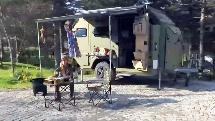 Podyumların ünlü mankeni şehrin gürültüsünden kaçtı... Orman içinde yeni hayat