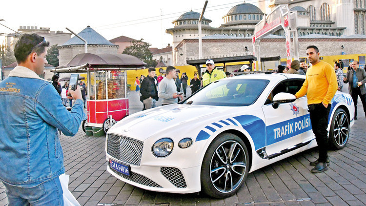 Trafik polisinden en lüks devriye Trafik polisinden en lüks devriye
