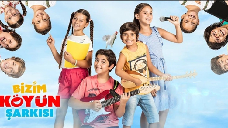 Bizim Köyün Şarkısı oyuncuları ile dikkat çekiyor.. Bizim Köyün Şarkısı filmi nerede çekildi Konusu ve oyuncu kadrosu detayları