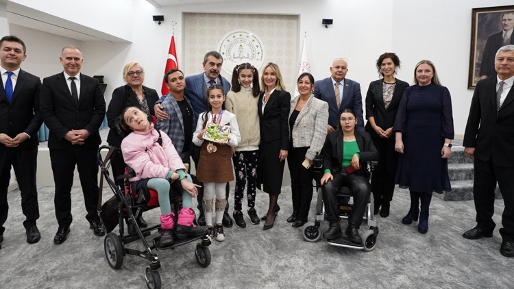 Özel gereksinimli çocuklar Bakan’ın konuğu oldu Özel gereksinimli çocuklar Bakan’ın konuğu oldu
