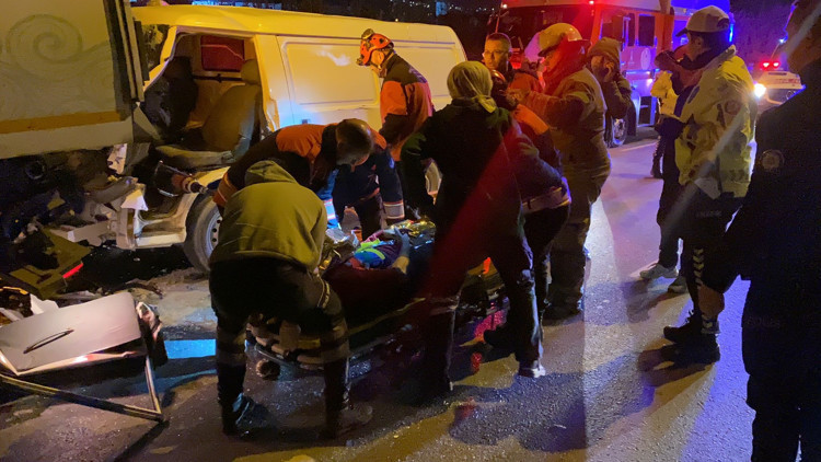 Minibüs yol temizleme aracına çarptı: 1 ağır yaralı Minibüs yol temizleme aracına çarptı: 1 ağır yaralı