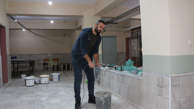 Boya ve fayans işleri okul müdüründe