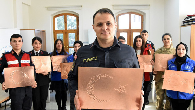 Pençe-Kilit Harekatı şehitlerinin isimleri ay-yıldızlı rölyeflere işlendi Pençe-Kilit Harekatı şehitlerinin isimleri ay-yıldızlı rölyeflere işlendi