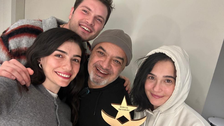 Yılın en beğenilen tiyatro oyunu: “Timsah Ateşi”