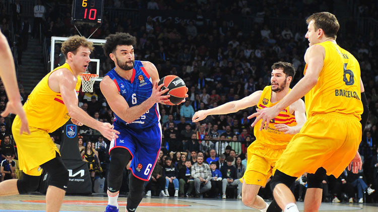 Anadolu Efes, Barcelonayı farklı geçti