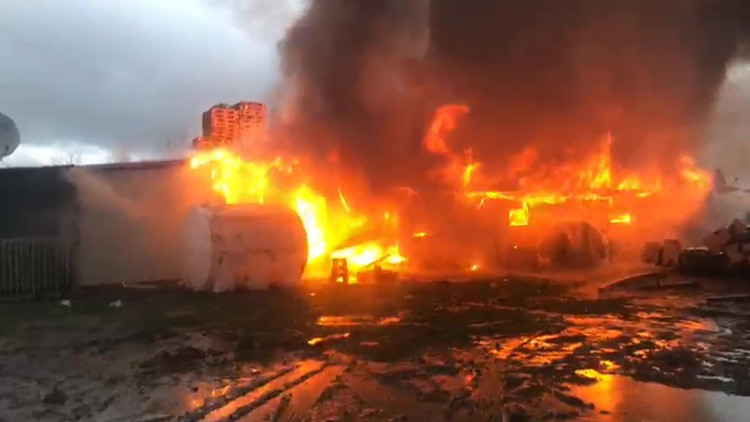 Kocaelinde korkutan depo yangını Alevler gökyüzüne yükseldi Kocaelinde korkutan depo yangını Alevler gökyüzüne yükseldi