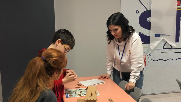 Eğlen-Öğren atölyeleri çocukları bilime taşıyor