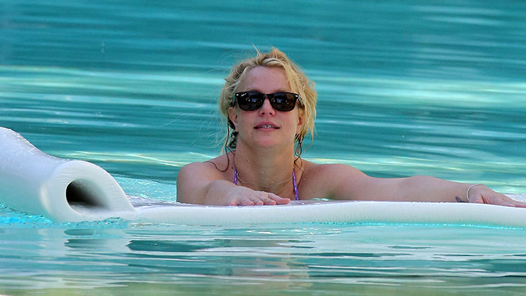 ‘Ünlü diye her istediğini yapamaz’ Yıldız ismin havuzunda çıplak yüzdüğü otele girişi yasaklandı