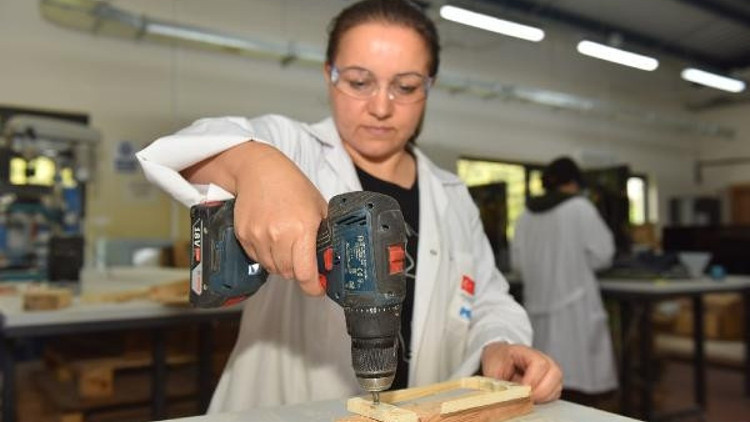 Yıldırım Sosyal İnovasyon ve Girişimcilik Merkezi, 8 bin 638 kişiyi meslek sahibi yaptı Yıldırım Sosyal İnovasyon ve Girişimcilik Merkezi, 8 bin 638 kişiyi meslek sahibi yaptı