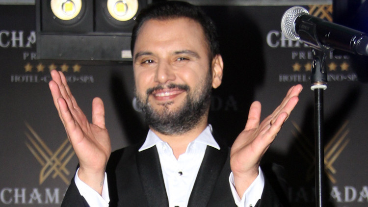 Şarkıcı Alişan hastaneye kaldırıldı Şarkıcı Alişan hastaneye kaldırıldı