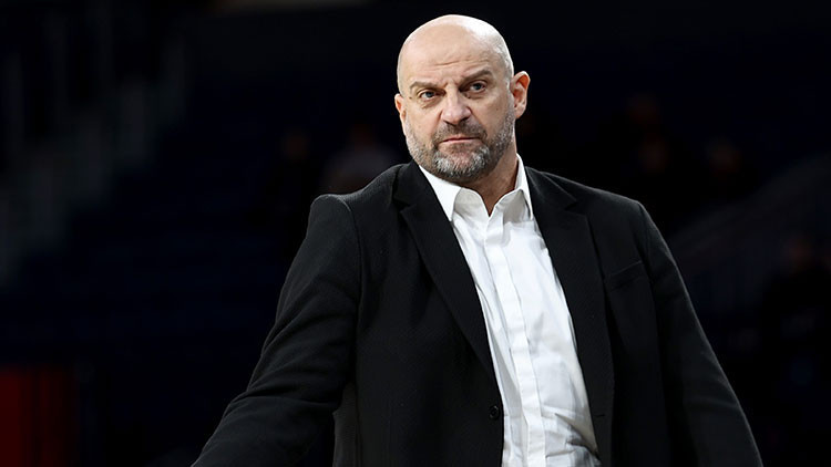 Galatasaray taraftarıyla tartışan başantrenör Zvezdan Mitrovicin sözleşmesi feshedildi Galatasaray taraftarıyla tartışan başantrenör Zvezdan Mitrovicin sözleşmesi feshedildi