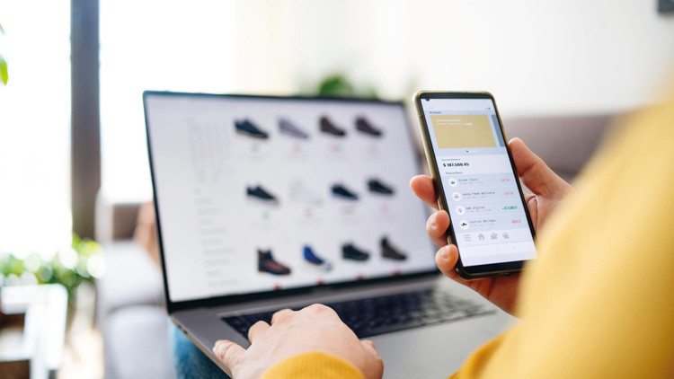 7 bin liralık mont 5 bin liraya, 5 bin liralık ayakkabı 3 bin liraya getiriliyor... Yurtdışından alışverişte patlama