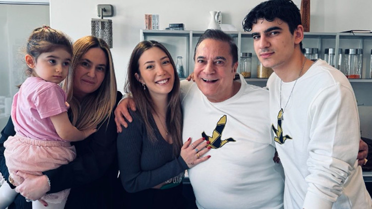 Kırgınlık bitti...Mehmet Ali Erbil 67inci yaşını çocuklarıyla kutladı Kırgınlık bitti...Mehmet Ali Erbil 67inci yaşını çocuklarıyla kutladı