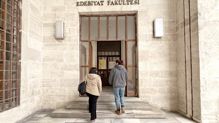 İ.Ü. Edebiyat Fakültesi’nin basamaklarını aşındıran ünlüler... Ağır ağır çıktılar bu merdivenleri