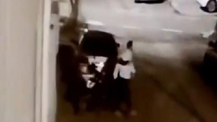 Ataşehirde balkonda asılan halıyı çaldılar