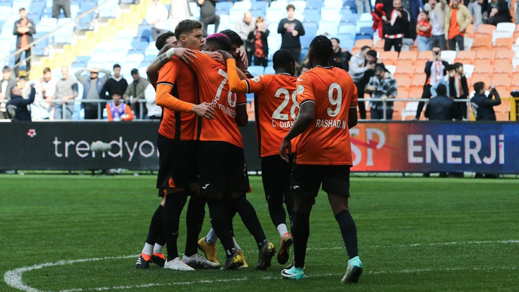 Adanaspor ikinci yarıda attığı gollerle kazandı Adanaspor ikinci yarıda attığı gollerle kazandı