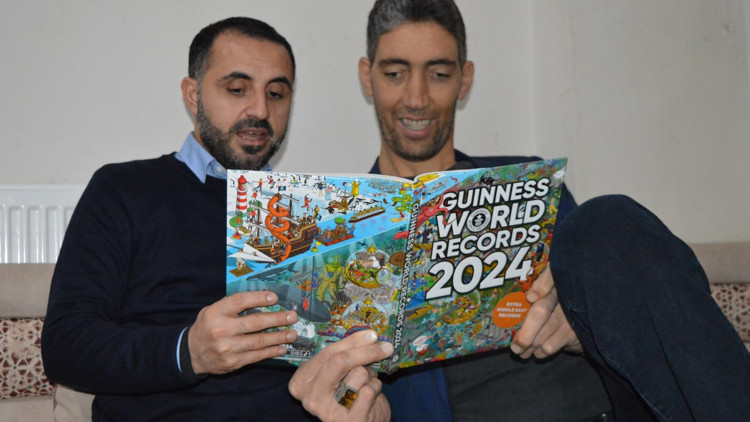 Dünyanı en uzun boylu adamı Sultan Kösen 15 yıldır unvanını koruyor Dünyanı en uzun boylu adamı Sultan Kösen 15 yıldır unvanını koruyor