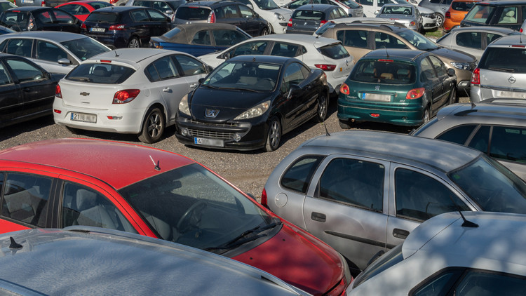 Otomobiller yarı fiyatına satılıyor... 30 bin liraya da var 300 bin liraya da... İşte icralık araçlar