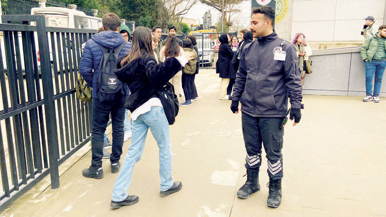 Pazartesi açıldı çarşamba kapandı