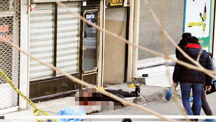 Eski eşini sokak ortasında katletti Eski eşini sokak ortasında katletti