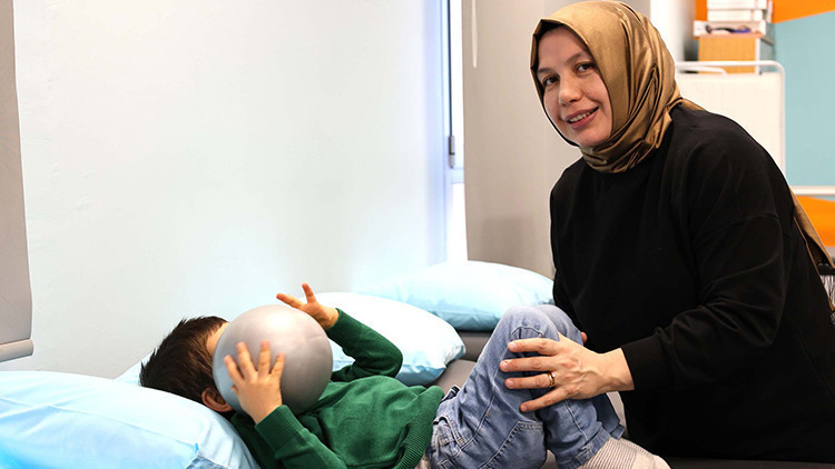 Çocuğunun hastalığına çare olmak için yeniden üniversiteli oldu Çocuğunun hastalığına çare olmak için yeniden üniversiteli oldu