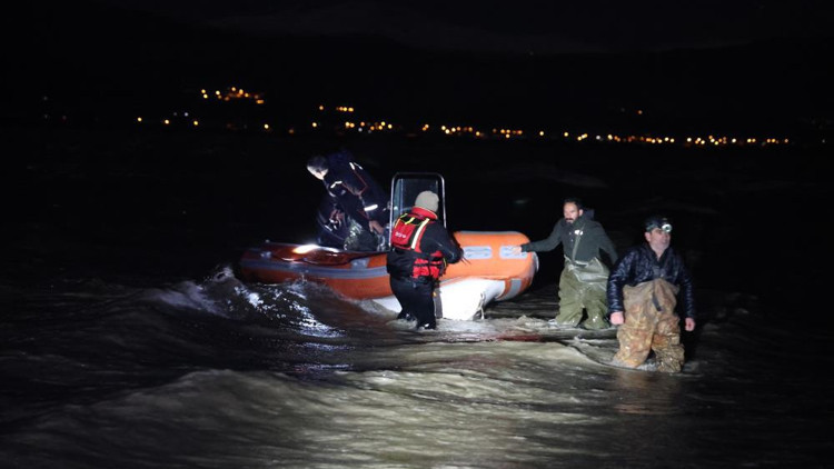 Elazığ’da 2 balıkçı baraj gölünde mahsur kaldı