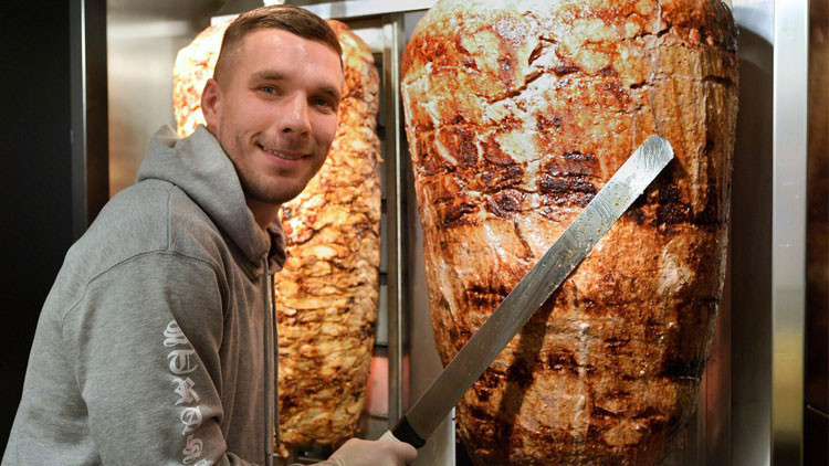 Galatasarayın eski futbolcusu Lukas Podolski, Almanyada döner kralı oldu Galatasarayın eski futbolcusu Lukas Podolski, Almanyada döner kralı oldu