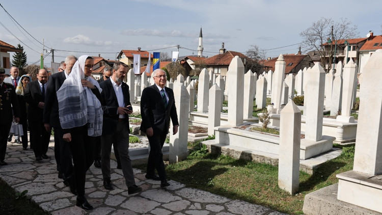 Bakan Gülerden Kovaçi Şehitliğine ziyaret