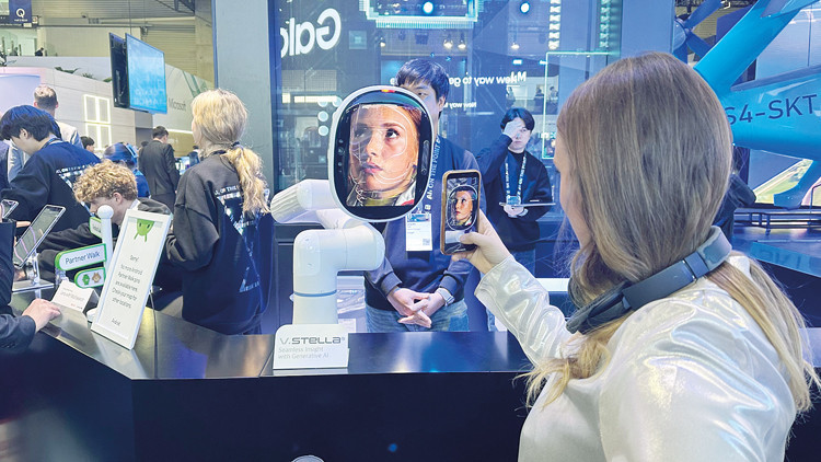 Robotlarla bir gün... Barcelona’daki teknoloji şovunda yapay zekâ destekli robotları inceledik Robotlarla bir gün... Barcelona’daki teknoloji şovunda yapay zekâ destekli robotları inceledik