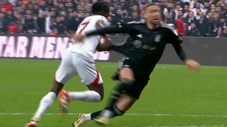 Beşiktaş - Galatasaray derbisinde penaltı tartışması Karar sonrası çılgına döndü
