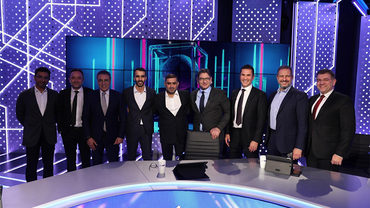 Digiturk CEO’su Yousef Al-Obaidly çalışanları tek tek tebrik etti Digiturk CEO’su Yousef Al-Obaidly çalışanları tek tek tebrik etti