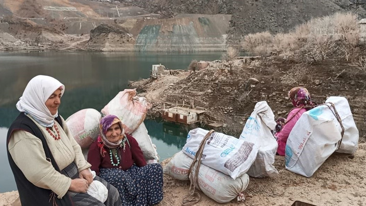 Baraj suları çekilince köy ortaya çıktı Hatıraları için evlerine patika yol yaptılar Baraj suları çekilince köy ortaya çıktı Hatıraları için evlerine patika yol yaptılar