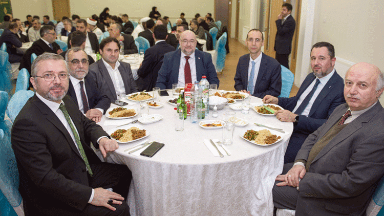 İslam Toplumu Milli Görüş yeni binasında iftar verdi