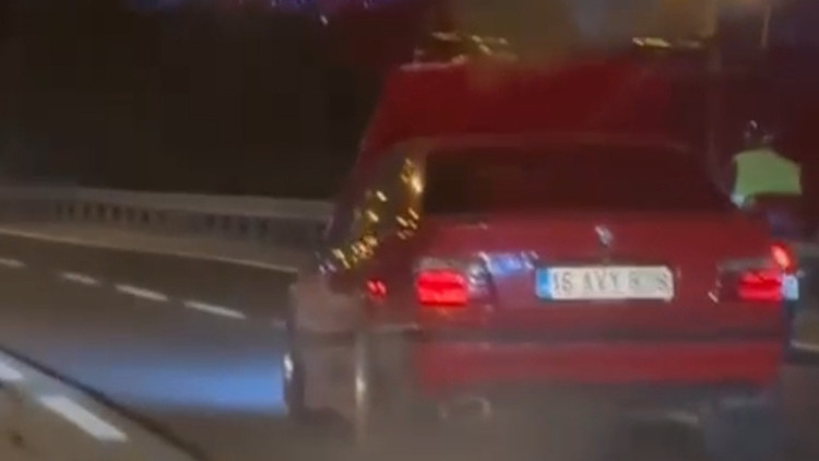 Bayrampaşada trafikte tehlikeli anlar: Kaputu açıldı