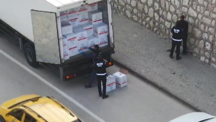 Bursa ve İzmirde eş zamanlı baskınlarda 13 milyon TL değerinde kaçak tütün ele geçirilmişti 3 kişi tutuklandı Bursa ve İzmirde eş zamanlı baskınlarda 13 milyon TL değerinde kaçak tütün ele geçirilmişti 3 kişi tutuklandı