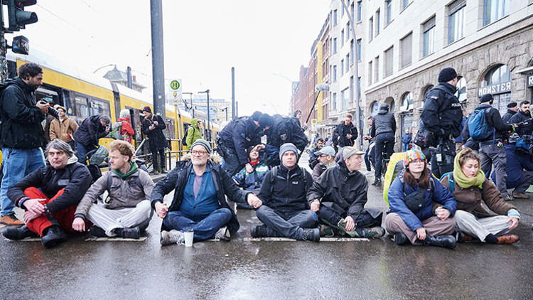 Bu kez sadece slogan atıp yürüdüler