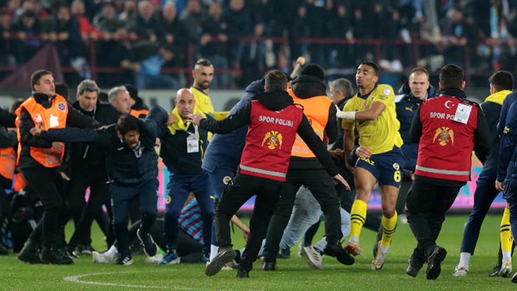 İrfan Can Eğribayattan Trabzonsporlu Egemen Korkmaza tepki: Ekmek yediğin yere ihanet etmek budur
