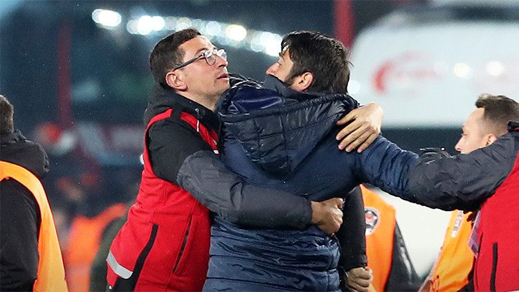Egemen Korkmazdan Trabzonspor - Fenerbahçe maçıyla ilgili eleştirilere cevap: Yerdeki bir kişiye uygulanan şiddete reaksiyon gösterdim